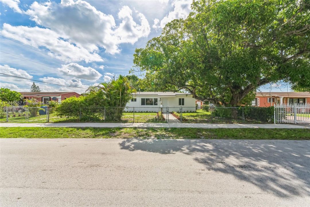 For Sale: $549,000 (4 beds, 2 baths, 1200 Square Feet)