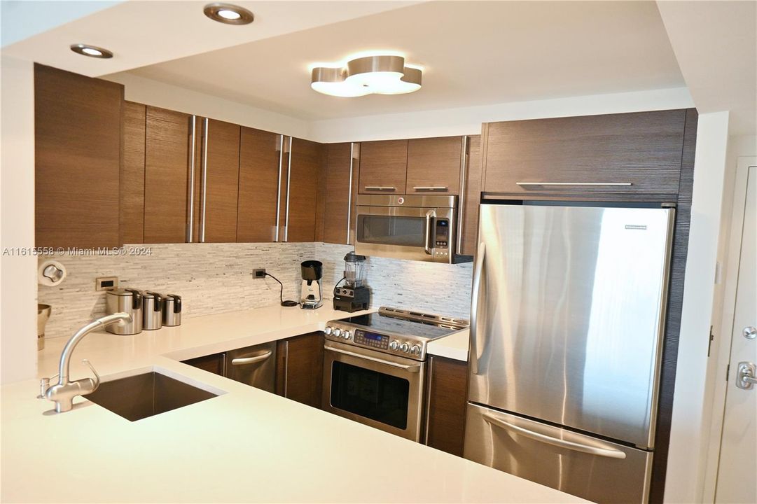 For Sale: $699,000 (1 beds, 1 baths, 655 Square Feet)