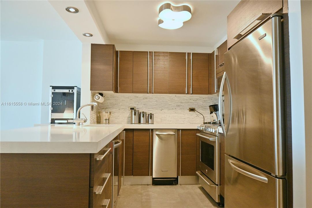 For Sale: $699,000 (1 beds, 1 baths, 655 Square Feet)