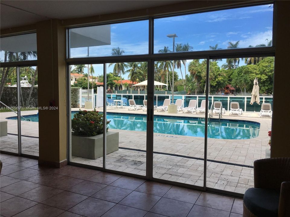 Active With Contract: $2,500 (1 beds, 1 baths, 895 Square Feet)