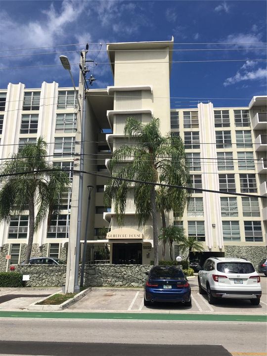 Active With Contract: $2,500 (1 beds, 1 baths, 895 Square Feet)