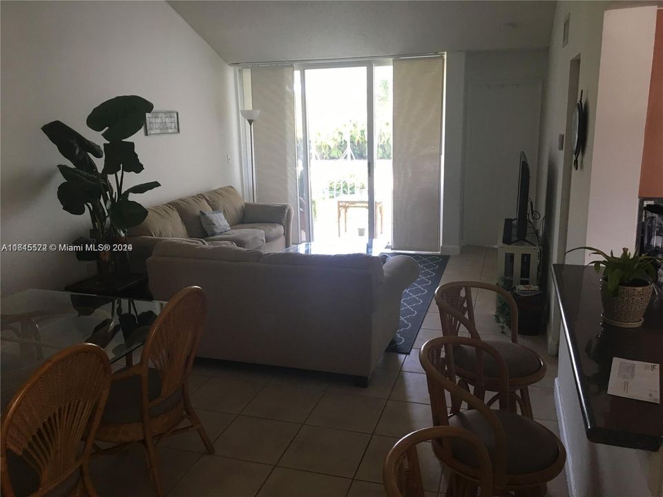 En Venta: $369,000 (2 camas, 2 baños, 1128 Pies cuadrados)