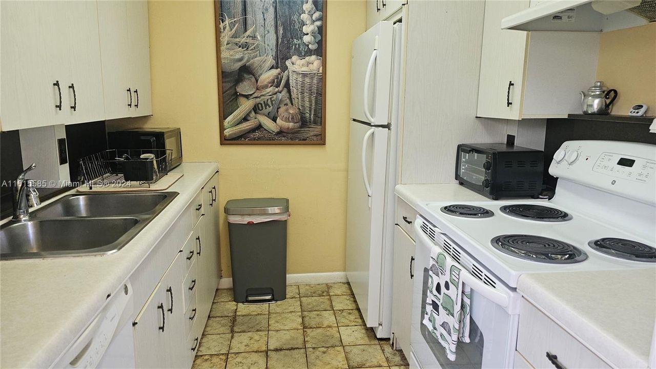 For Sale: $194,000 (2 beds, 1 baths, 880 Square Feet)