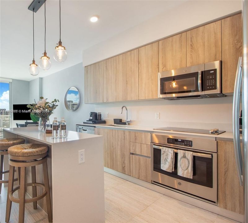 For Sale: $650,000 (1 beds, 1 baths, 743 Square Feet)