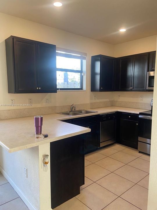 For Rent: $2,600 (3 beds, 2 baths, 1408 Square Feet)