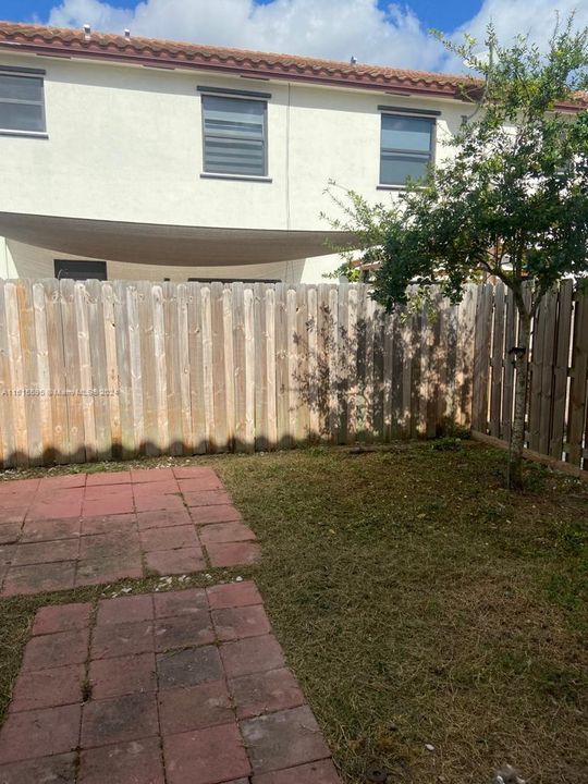 For Rent: $2,600 (3 beds, 2 baths, 1408 Square Feet)