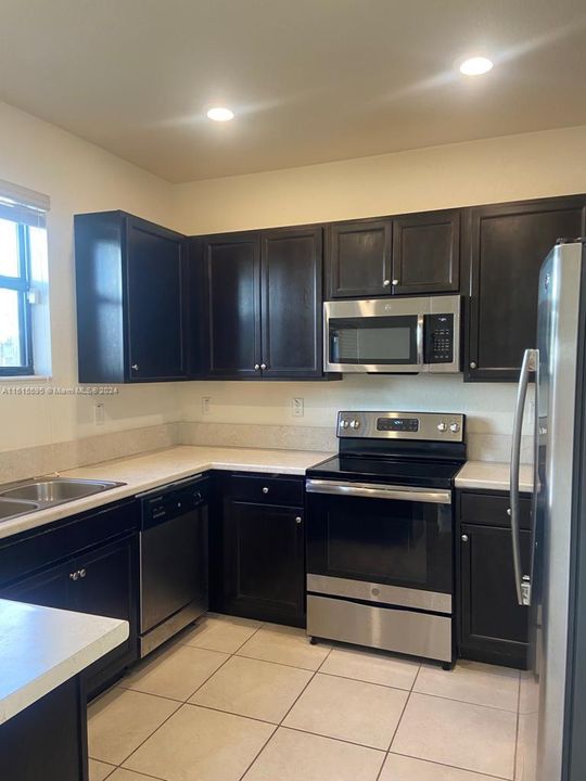 For Rent: $2,600 (3 beds, 2 baths, 1408 Square Feet)