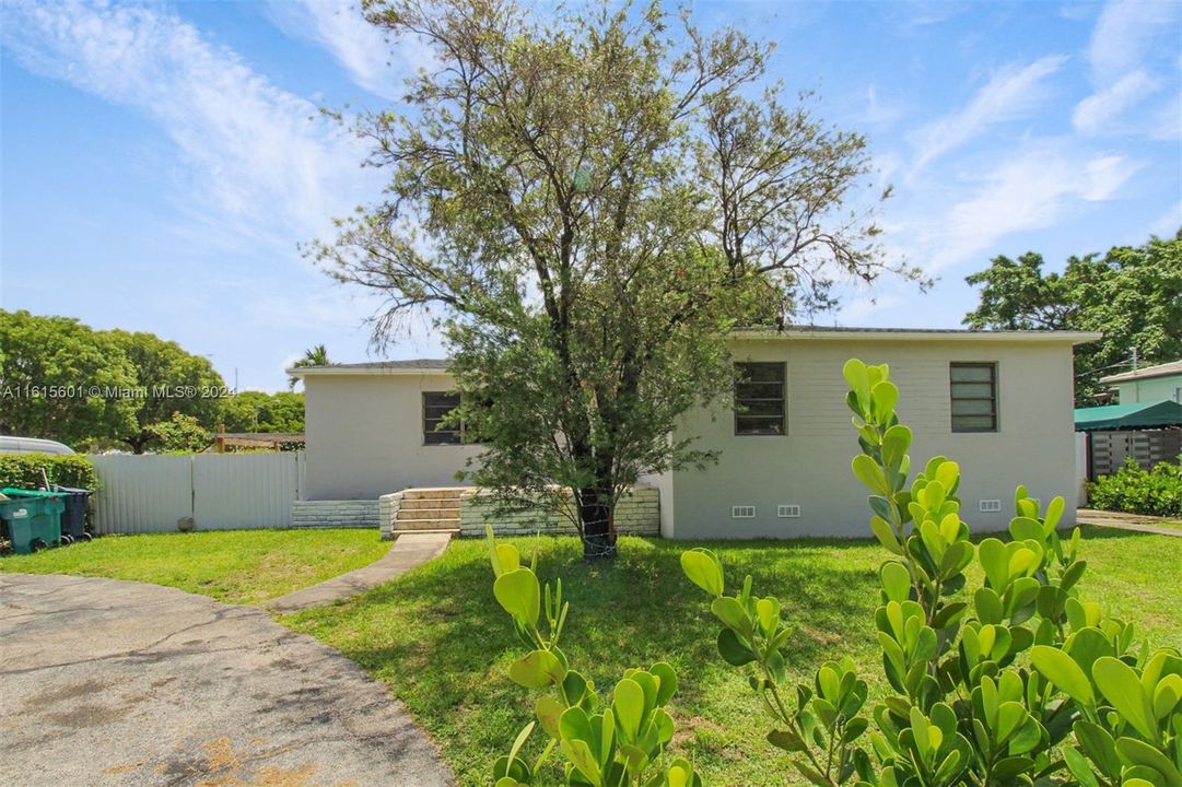 For Sale: $750,000 (3 beds, 2 baths, 1287 Square Feet)