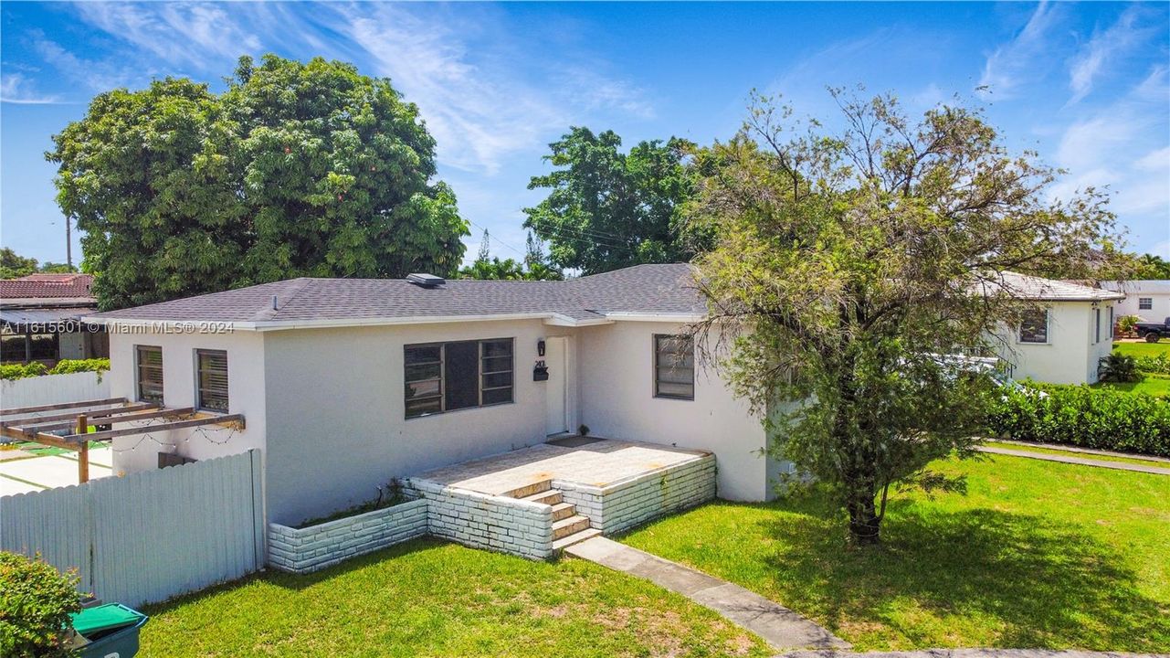 For Sale: $750,000 (3 beds, 2 baths, 1287 Square Feet)