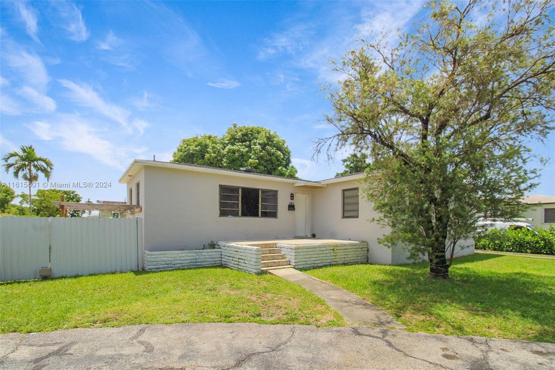 For Sale: $750,000 (3 beds, 2 baths, 1287 Square Feet)