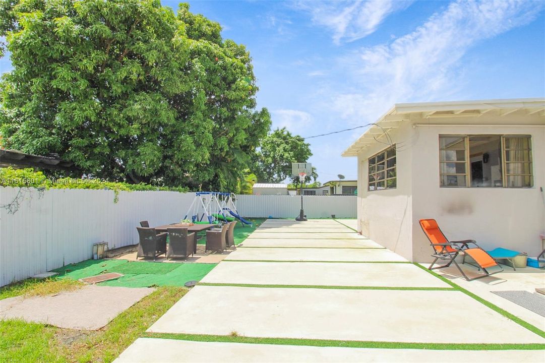 For Sale: $750,000 (3 beds, 2 baths, 1287 Square Feet)