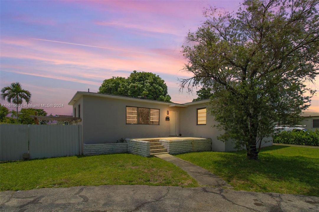 For Sale: $750,000 (3 beds, 2 baths, 1287 Square Feet)