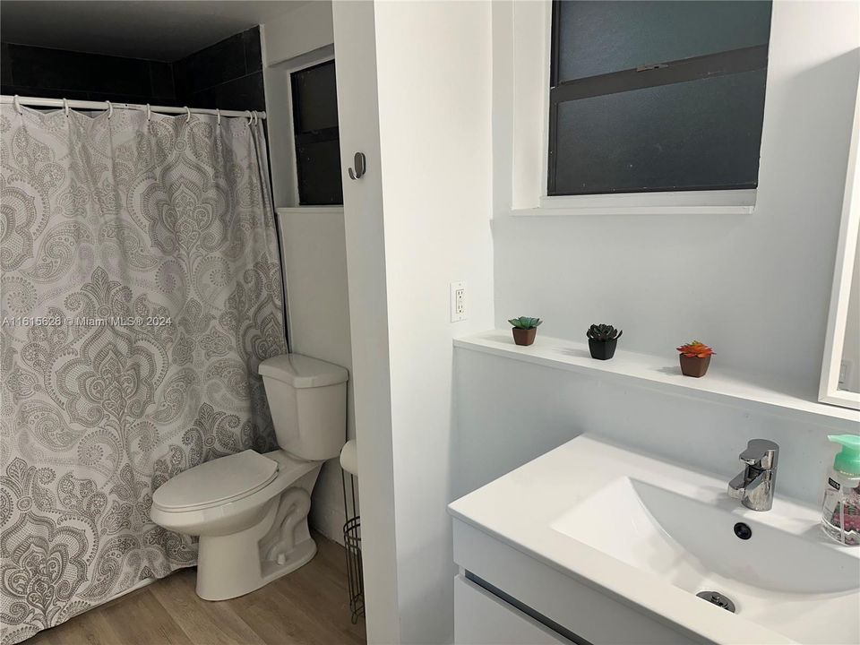 For Rent: $1,850 (1 beds, 1 baths, 644 Square Feet)