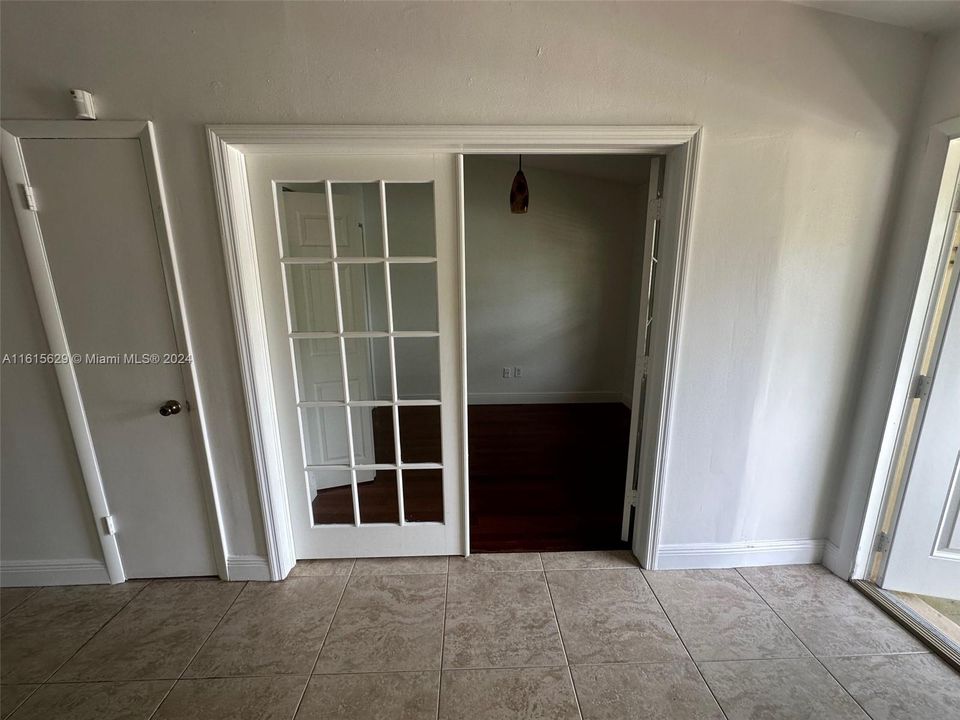 For Rent: $2,800 (2 beds, 1 baths, 1015 Square Feet)