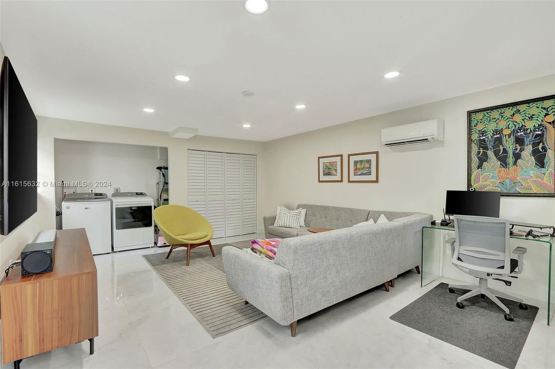 Active With Contract: $1,499,000 (3 beds, 2 baths, 1723 Square Feet)