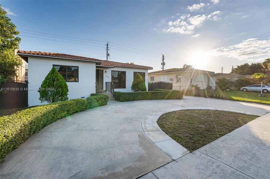 For Sale: $870,000 (5 beds, 2 baths, 2133 Square Feet)