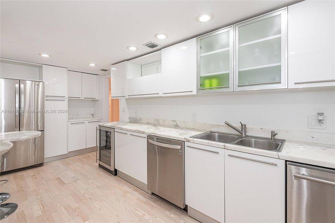 For Sale: $1,190,000 (2 beds, 2 baths, 1260 Square Feet)