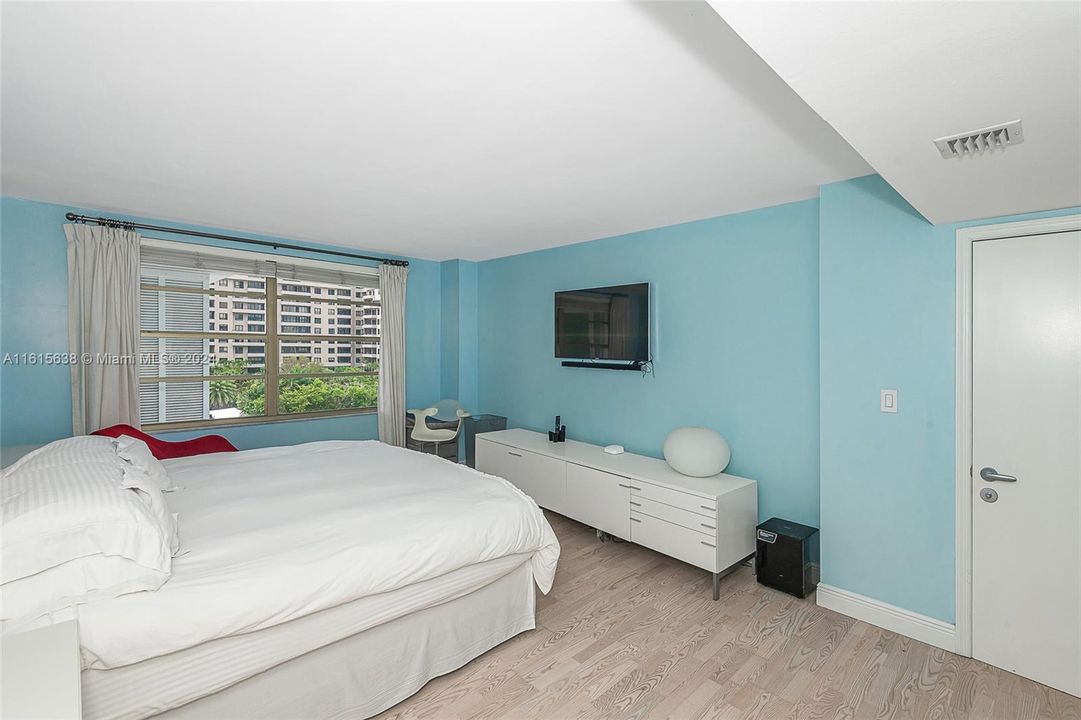 For Sale: $1,190,000 (2 beds, 2 baths, 1260 Square Feet)