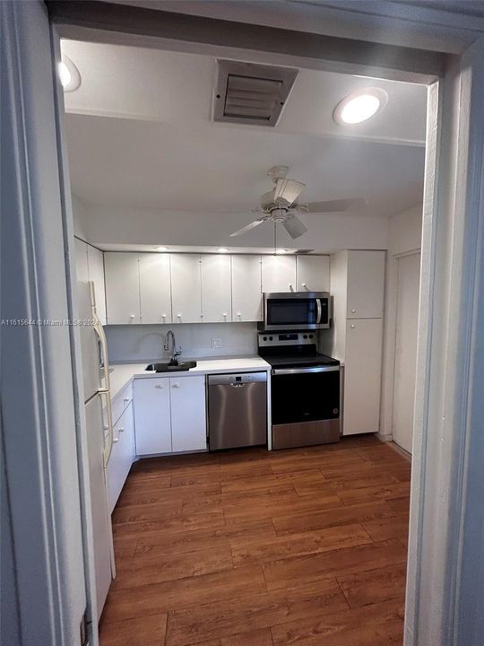 For Rent: $1,750 (1 beds, 1 baths, 900 Square Feet)