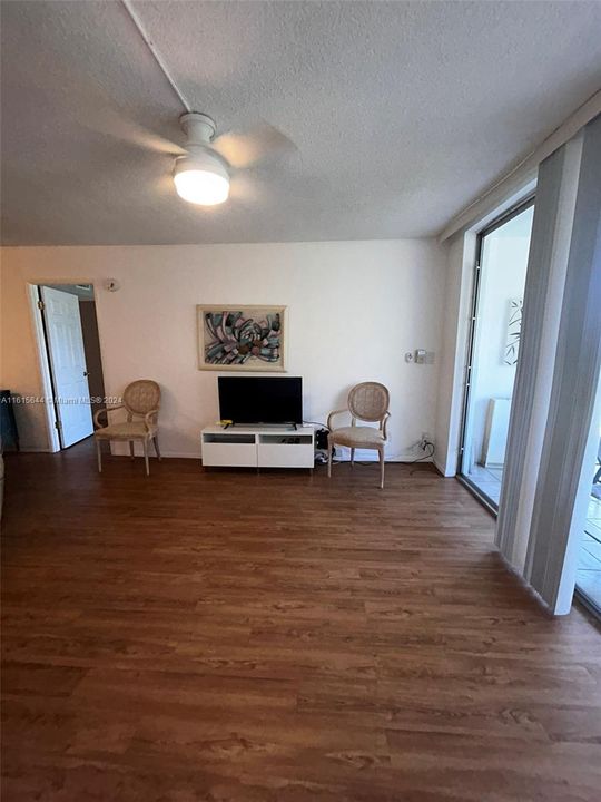 For Rent: $1,750 (1 beds, 1 baths, 900 Square Feet)