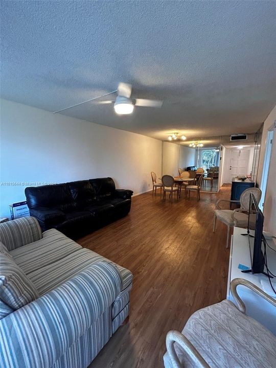 For Rent: $1,750 (1 beds, 1 baths, 900 Square Feet)