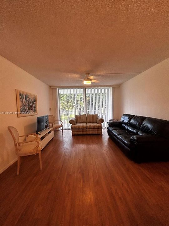 For Rent: $1,750 (1 beds, 1 baths, 900 Square Feet)