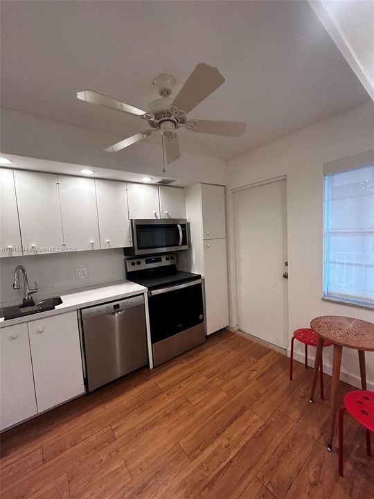 For Rent: $1,750 (1 beds, 1 baths, 900 Square Feet)