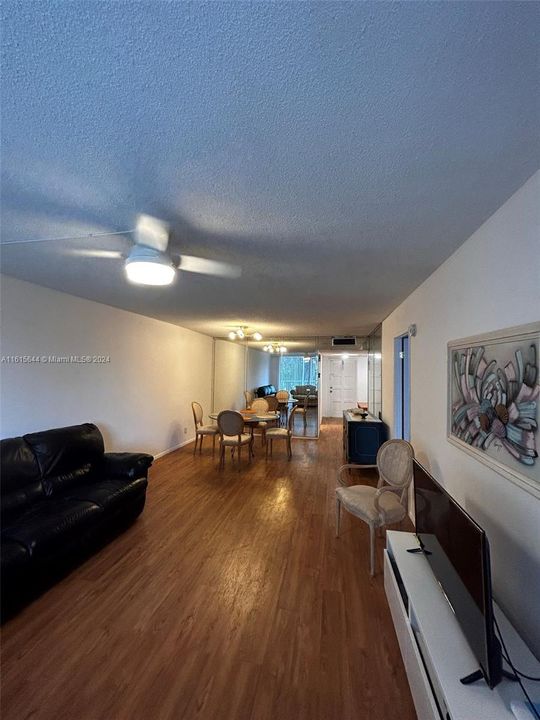 For Rent: $1,750 (1 beds, 1 baths, 900 Square Feet)