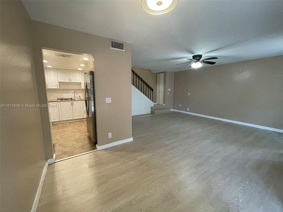 For Rent: $2,750 (2 beds, 1 baths, 994 Square Feet)