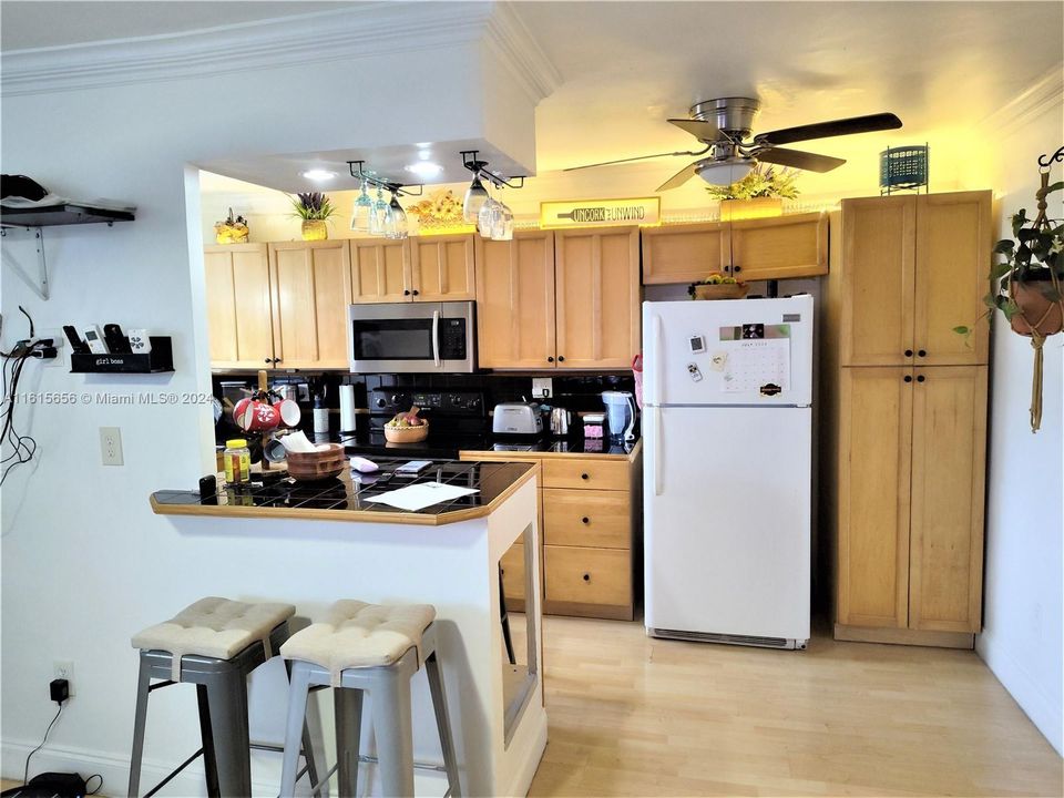 For Sale: $227,000 (1 beds, 1 baths, 620 Square Feet)