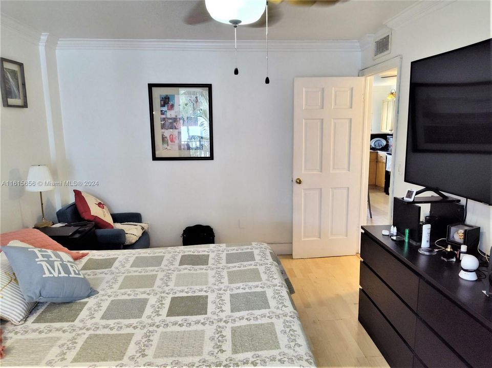 For Sale: $227,000 (1 beds, 1 baths, 620 Square Feet)