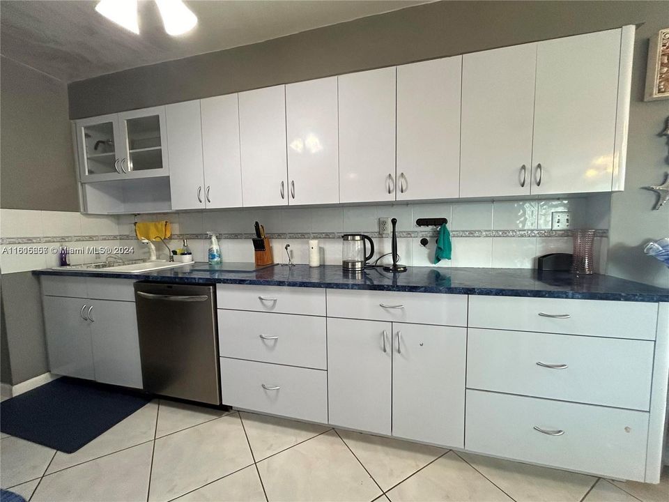 For Rent: $2,900 (2 beds, 2 baths, 1410 Square Feet)
