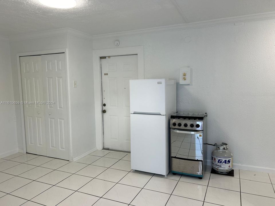 For Rent: $1,100 (0 beds, 1 baths, 1619 Square Feet)