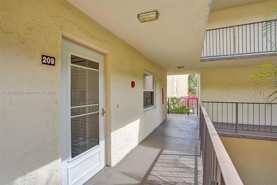 For Sale: $143,500 (2 beds, 2 baths, 865 Square Feet)