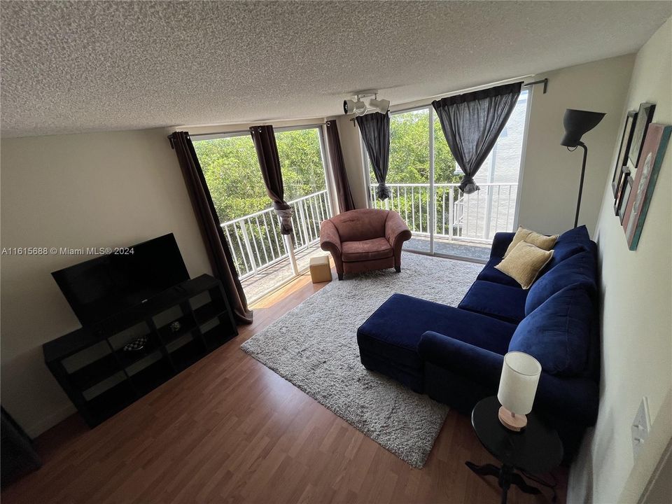 For Rent: $2,100 (1 beds, 1 baths, 826 Square Feet)