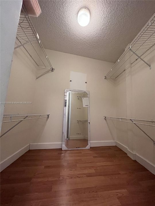 For Rent: $2,100 (1 beds, 1 baths, 826 Square Feet)