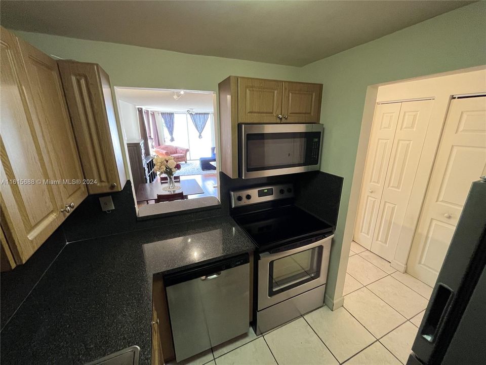 For Rent: $2,100 (1 beds, 1 baths, 826 Square Feet)