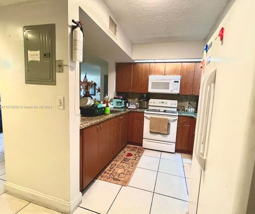 For Sale: $299,000 (2 beds, 2 baths, 1163 Square Feet)