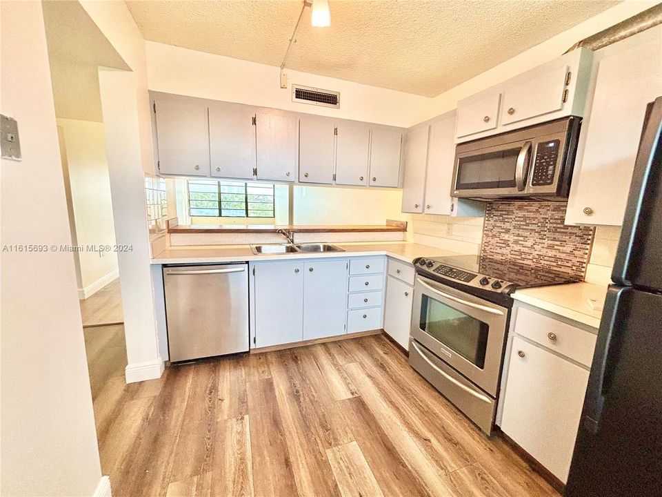 For Sale: $259,900 (2 beds, 2 baths, 1437 Square Feet)