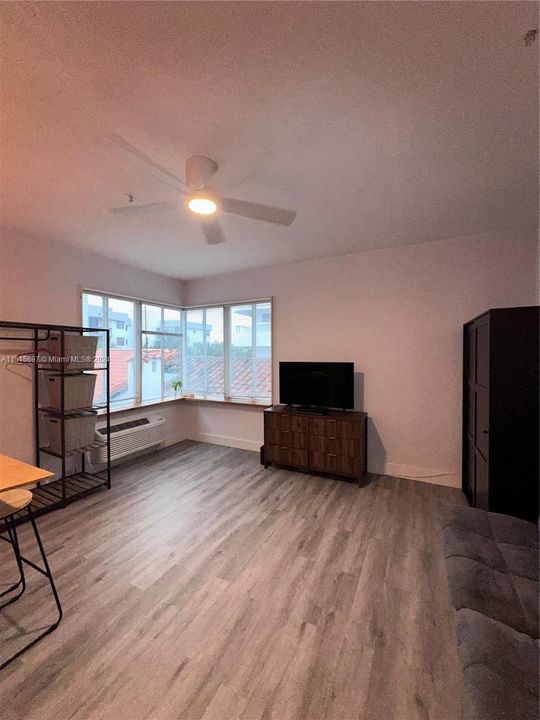 For Rent: $1,900 (0 beds, 1 baths, 350 Square Feet)