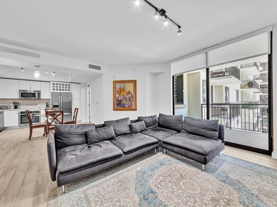 For Sale: $515,000 (1 beds, 1 baths, 762 Square Feet)