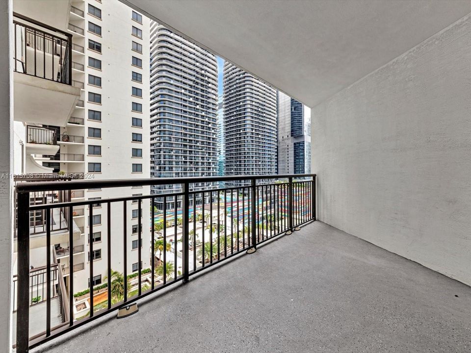 For Sale: $515,000 (1 beds, 1 baths, 762 Square Feet)