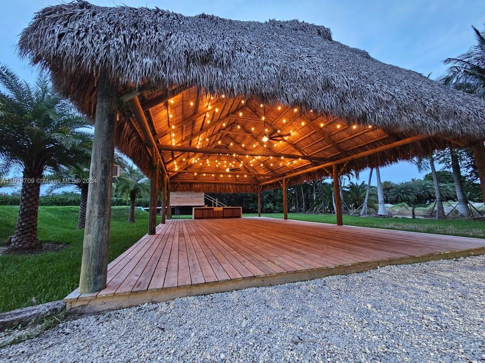 Tiki Hut 40x35 feet