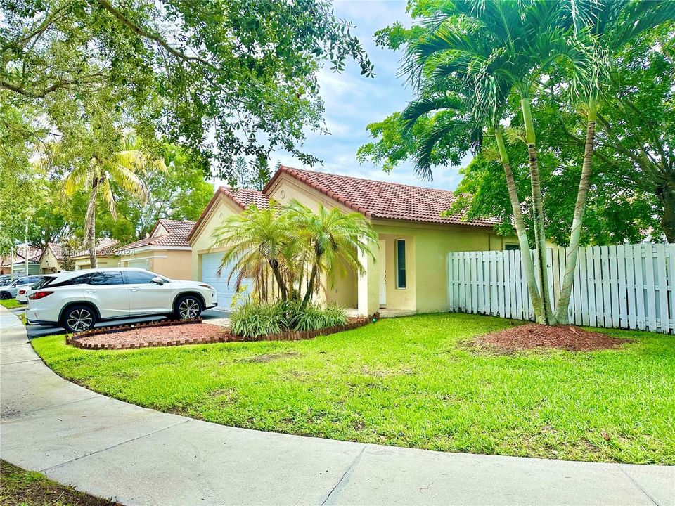 Active With Contract: $3,650 (3 beds, 2 baths, 1368 Square Feet)