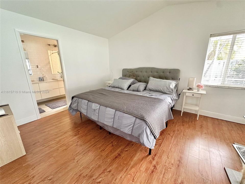 Active With Contract: $3,650 (3 beds, 2 baths, 1368 Square Feet)