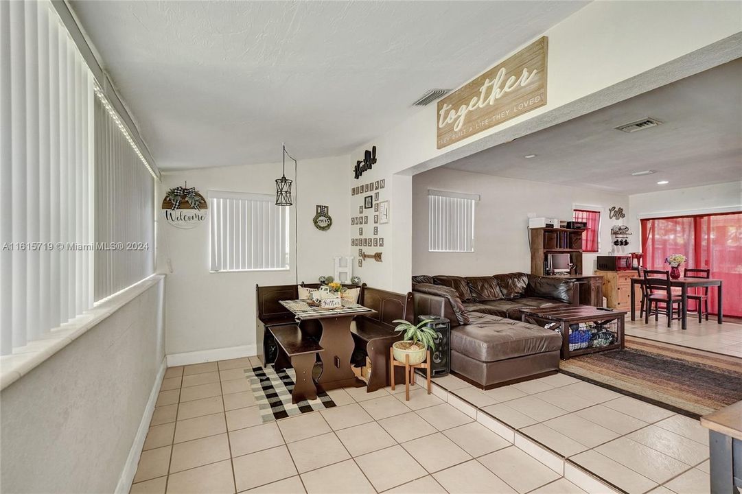 For Sale: $445,000 (3 beds, 1 baths, 1148 Square Feet)