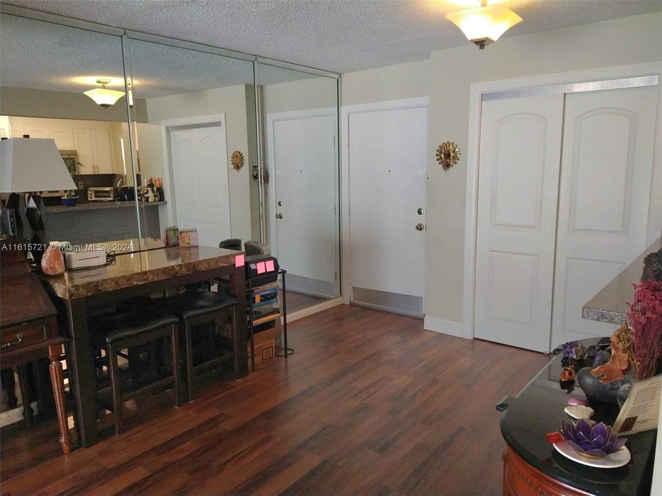 For Sale: $324,800 (2 beds, 2 baths, 1110 Square Feet)