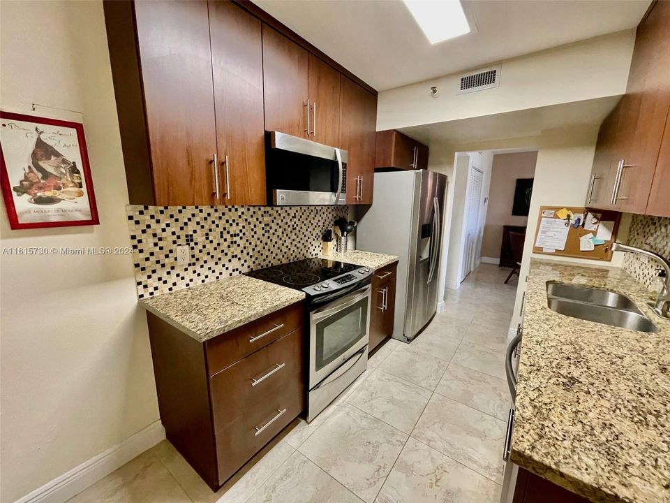 For Sale: $174,500 (1 beds, 1 baths, 844 Square Feet)