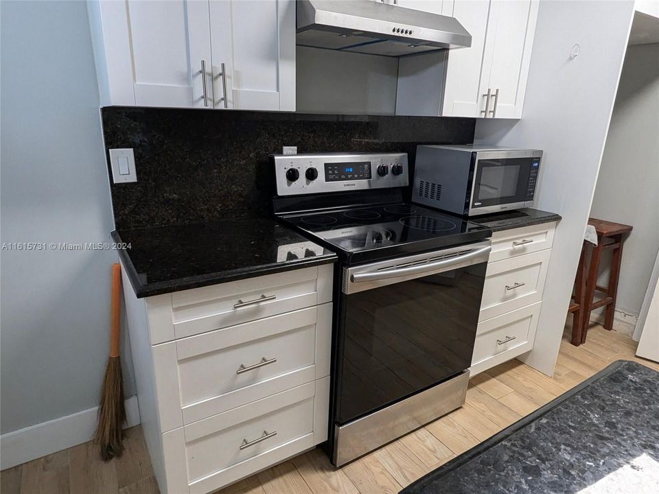 For Sale: $300,000 (2 beds, 2 baths, 1024 Square Feet)