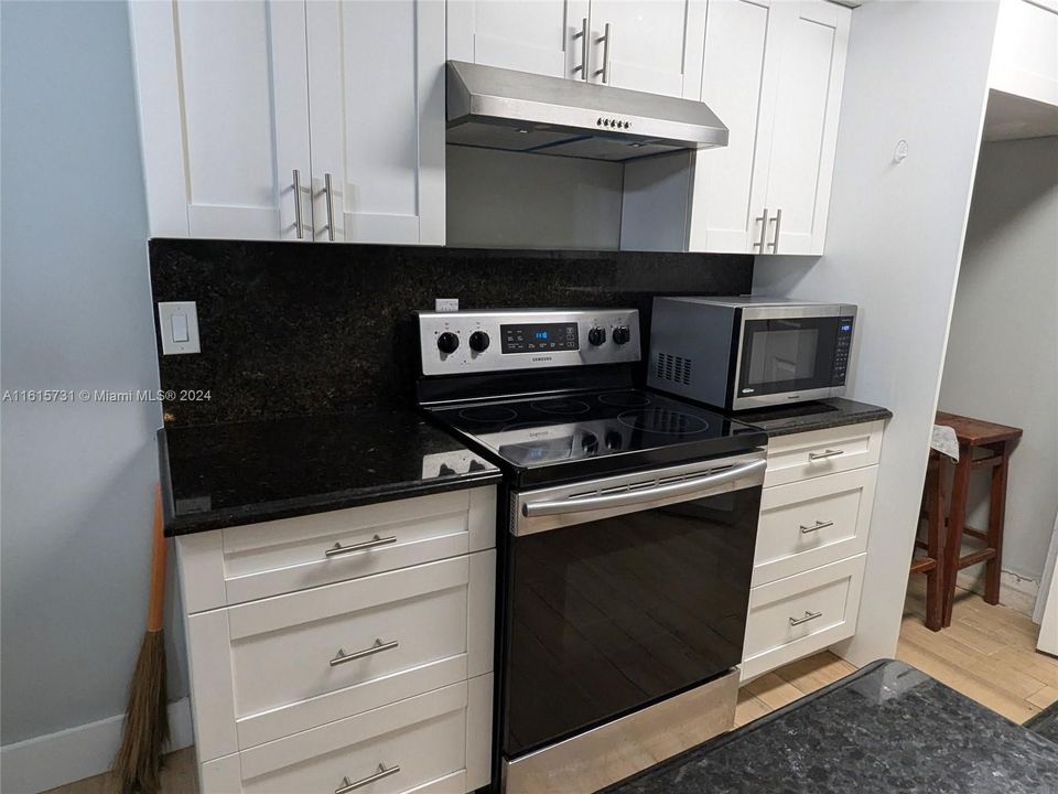 For Sale: $300,000 (2 beds, 2 baths, 1024 Square Feet)